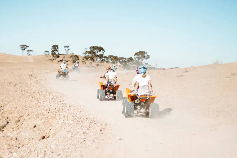 Personnes en quad dans le désert.